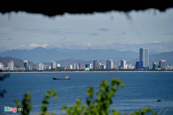 Bờ biển Nha Trang nhìn từ đảo trên biển.